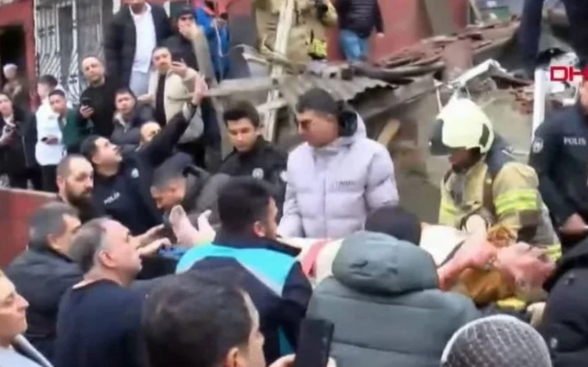 İstanbul Fatih'te 2 bina çöktü! Enkazdaki 9 kişi kurtarıldı, 2 kişi daha var