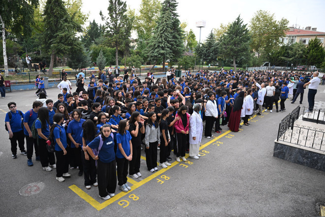 Okullarda yeni dönem başladı! Müfredat değişiyor, yeni uygulamalar geliyor: Öğretmenler beyaz önlük giydi