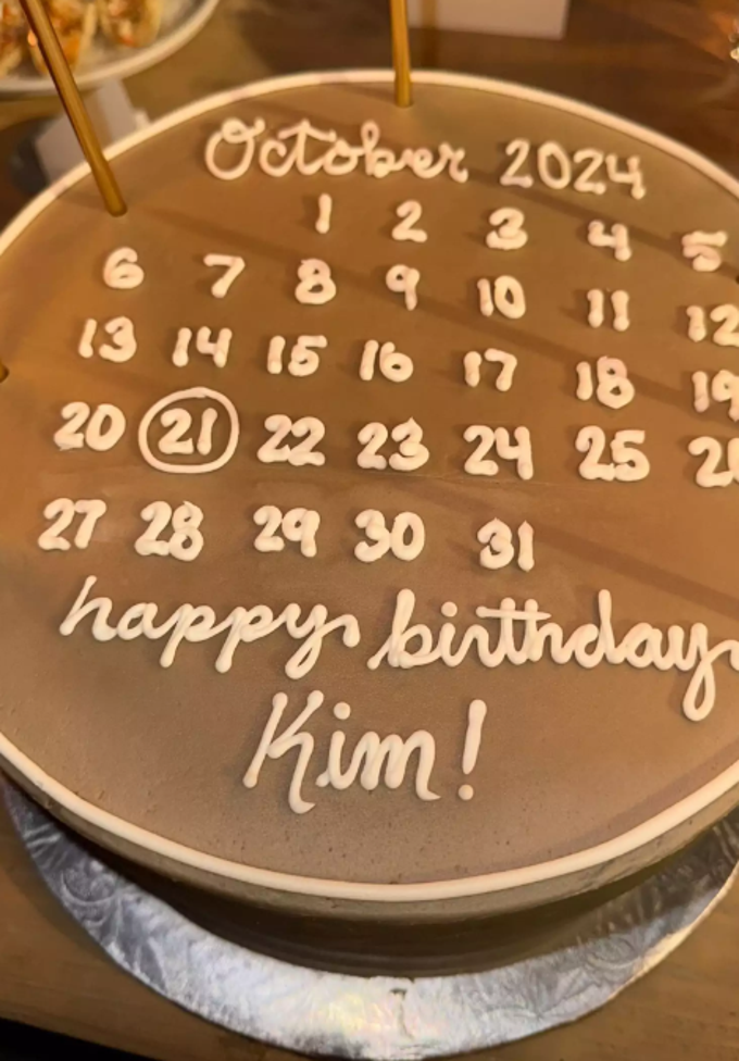 Kim Kardashian 44. doğum gününde cesur kıyafetiyle dikkatleri üzerine çekti - Resim : 4