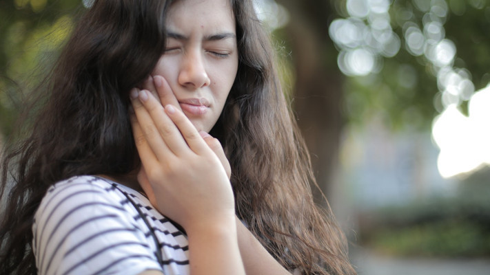 Diş ağrısı çekenler buraya! 20’lik diş ağrısını ortadan kaldırıyor: Diş ağrısı nasıl geçer?