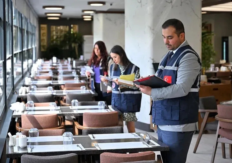 &ldquo;Sınırsız &ccedil;ay&rdquo; ve &ldquo;Her 10 g&uuml;nde 2 bin yeni sa&ccedil; k&ouml;k&uuml;&rdquo; vaadi pahalıya patladı! Bakanlıktan milyonluk ceza - Resim : 4