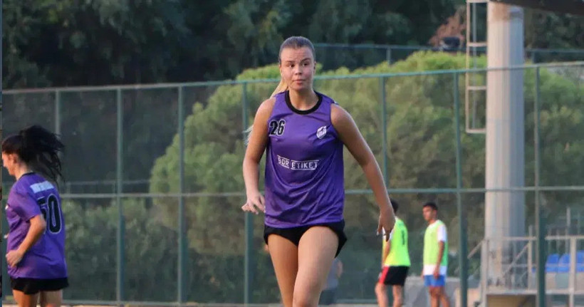T&uuml;rk futbolunda tarihi imza! 22 yaşındaki Zeynep Mestan Turgutluspor'un başına ge&ccedil;ti