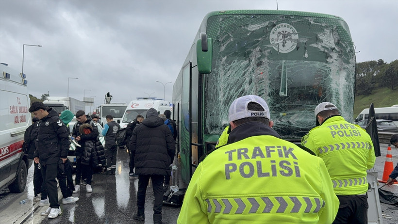 Konyaspor takım otobüsü TEM'de TIR ile çarpıştı! Yaralılar var