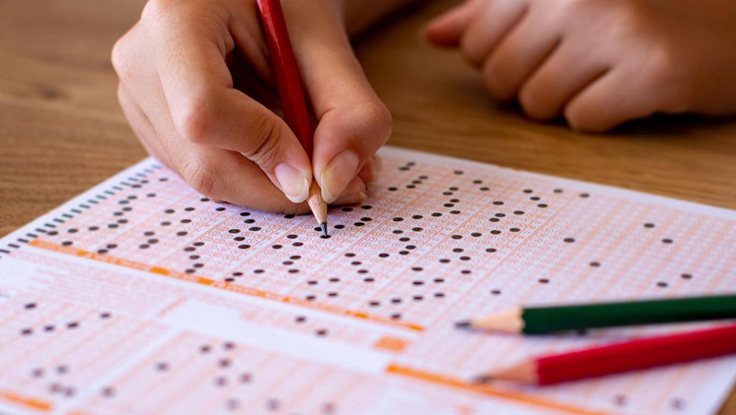 YKS’de iki soru tartışma yarattı! Edebiyatta isim hatası, matematikte cevap krizi! Binlerce aday ayağa kalktı