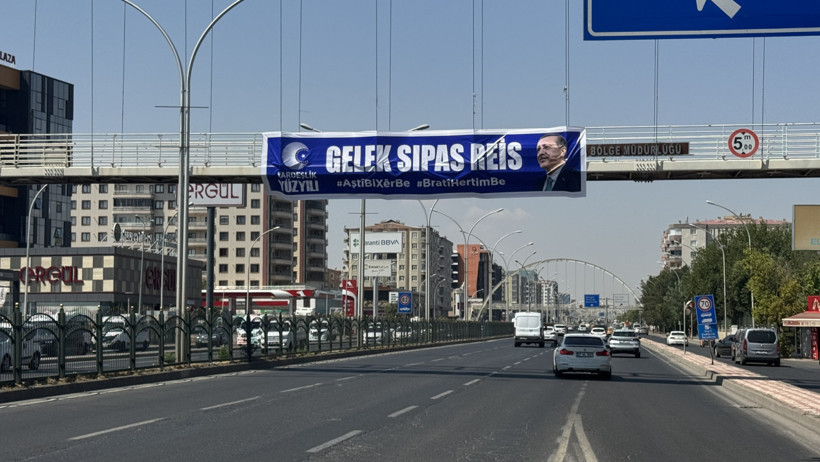 AK Parti Diyarbakır Gençlik Kollarından Cumhurbaşkanı Erdoğan'a pankartla teşekkür