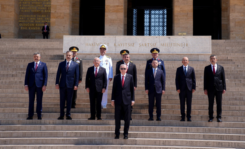 Cumhurbaşkanı Erdoğan, Anıtkabir Özel Defteri'ni imzaladı: TSK gurur kaynağı olmayı sürdürüyor