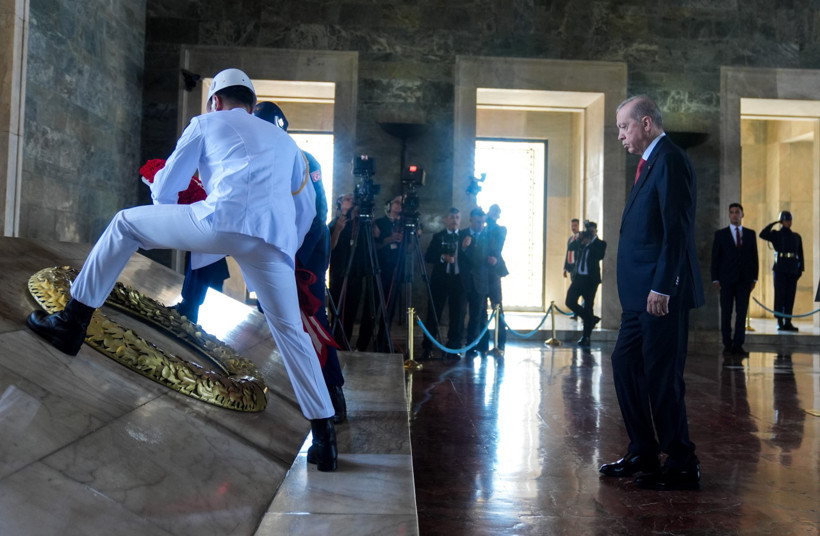 Cumhurbaşkanı Erdoğan, Anıtkabir Özel Defteri'ni imzaladı: TSK gurur kaynağı olmayı sürdürüyor - Resim : 2