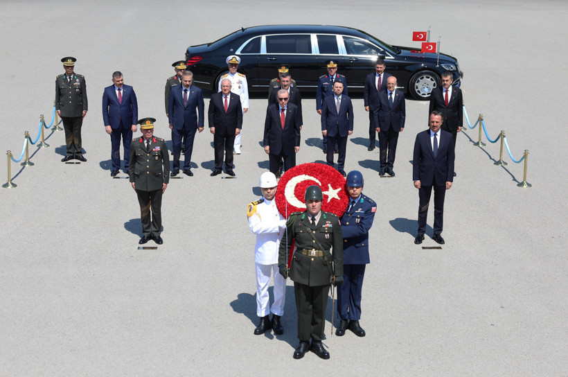 Cumhurbaşkanı Erdoğan, Anıtkabir Özel Defteri'ni imzaladı: TSK gurur kaynağı olmayı sürdürüyor - Resim : 4