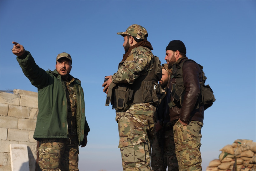 Suriye 'de sıcak dakikalar: YPG Fırat'ın doğusuna çekiliyor! Suriye ordusu Deyr Hafir'de kontrolü sağladı