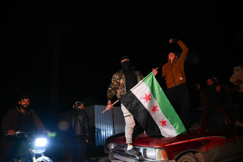 Suriye 'de sıcak dakikalar: YPG Fırat'ın doğusuna çekiliyor! Suriye ordusu Deyr Hafir'de kontrolü sağladı - Resim : 2