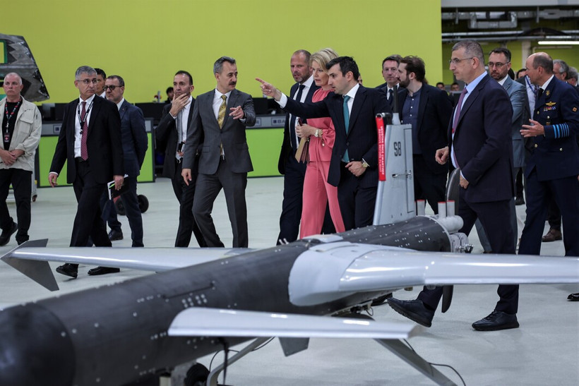 Belçika Kraliçesi Mathilde'den Baykar'a ziyaret - Resim : 2