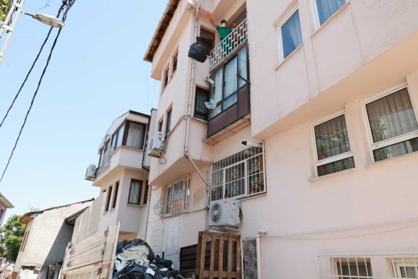 Bursa'da çöp ev faciası! 20 ton çöp çıktı