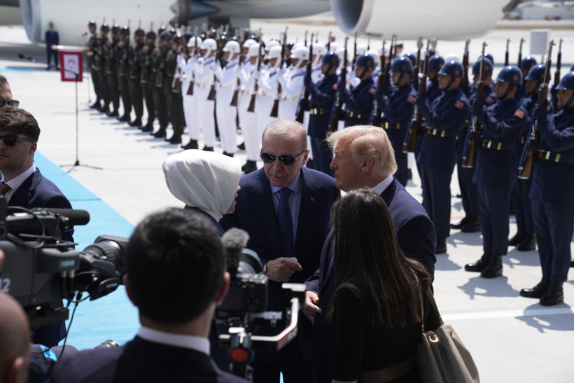 Havalimanındaki samimi sohbet kameralara yansıdı! Erdoğan ve Trump ne konuştu? - Resim : 2