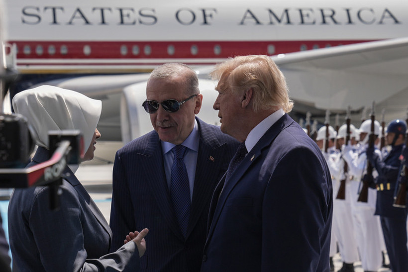 Havalimanındaki samimi sohbet kameralara yansıdı! Erdoğan ve Trump ne konuştu?