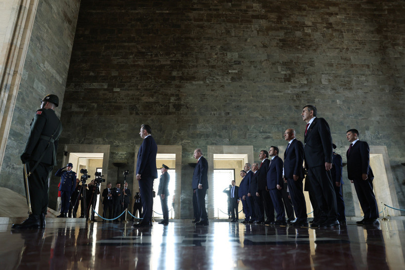 Cumhurbaşkanı Erdoğan, Anıtkabir Özel Defteri'ni imzaladı: TSK gurur kaynağı olmayı sürdürüyor - Resim : 3
