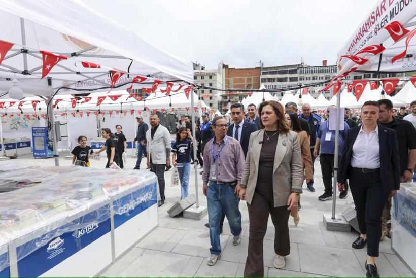 CHP'den AK Parti'ye geçen Afyonkarahisar Belediye Başkanı Burcu Köksal sahaya indi! Kitap Günleri etkinliğinde vatandaşlarla buluştu
