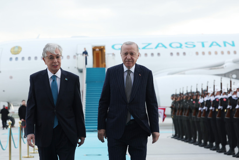 Cumhurbaşkanı Erdoğan, Kazakistan Cumhurbaşkanı C&ouml;mert Tokayev'i karşıladı