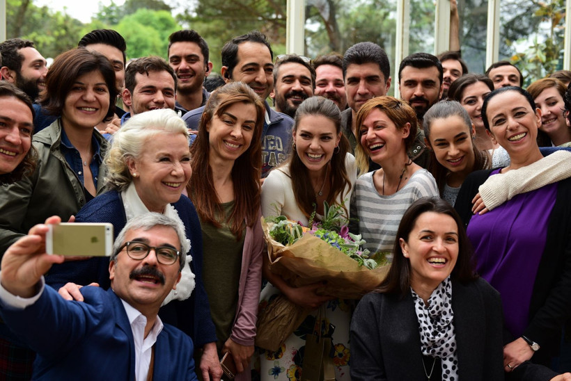 Aslı Enver'e sette doğum g&uuml;n&uuml; s&uuml;rprizi! - Resim : 5