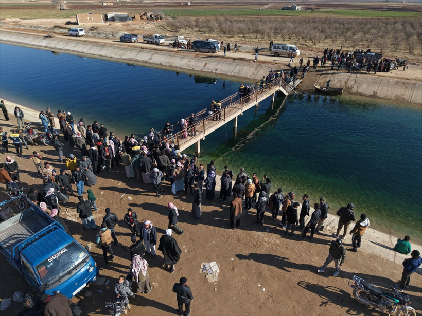 Suriye 'de sıcak dakikalar: YPG Fırat'ın doğusuna çekiliyor! Suriye ordusu Deyr Hafir'de kontrolü sağladı - Resim : 3