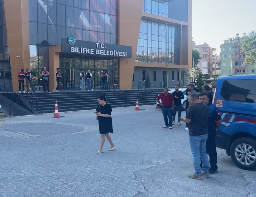 Mersin'de Silifke Belediyesi'ne operasyon! Belediye başkanı gözaltında