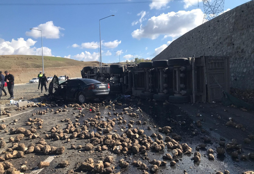 Ağrı'da korkunç kaza! Pancar yüklü TIR ile otomobil birbirine girdi! Çok sayıda ölü var