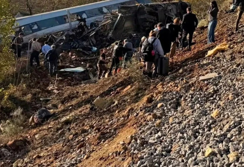 İspanya'da iki hızlı tren birbirine girdi! Vagonlar yamaçtan uçtu: Çok sayıda ölü ve yaralı var